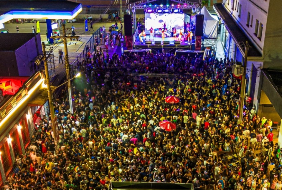 Carnaval reúne quase 100 mil pessoas; Unidos da Vila Carvalho sagrou-se escola campeã de 2025